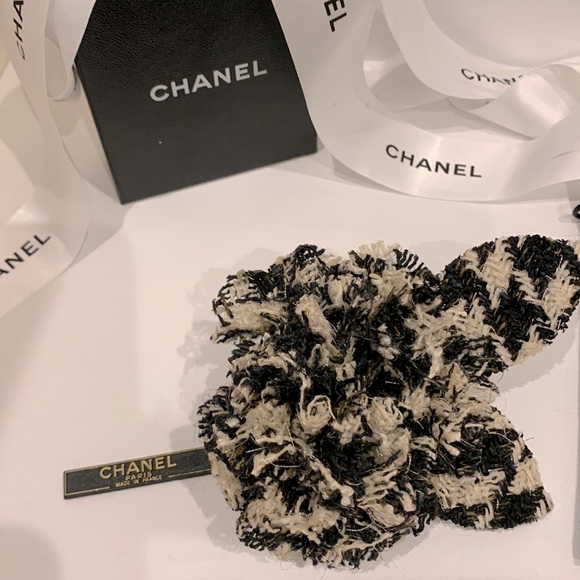 CHANEL 🖤 Tweed Raffia Black Cream Houndstooth Camellia Flower Pin Brooch Lapel - Picture 7 of 7